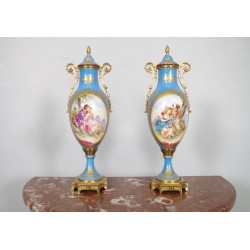 Paire de vases en porcelaine style Sèvres