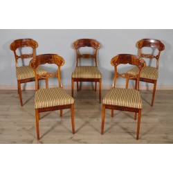 Fünf Stühle im englisch-viktorianischen Stil