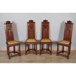 Vier Stühle im Renaissance-Stil