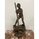 Bronze von Auguste Maillard: Ein Sieger auf dem Ruderboot
