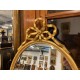 Medaillon-Spiegel im Louis-XVI-Stil