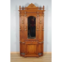 Garderobe im Renaissance-Stil Nussbaum 1900